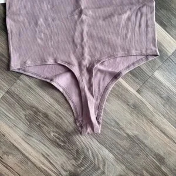 SO Seamless Scoop Neck Ribbed Tank Bodysuit Set of 2 Black & Mauve  Size M - Picture 7 of 14